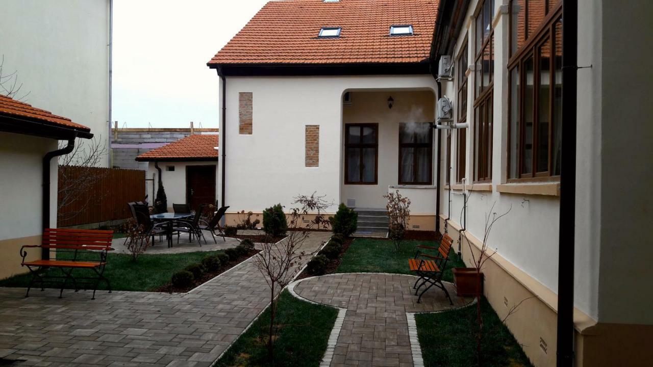 Antique Aparthotel Alba Iulia Exterior foto