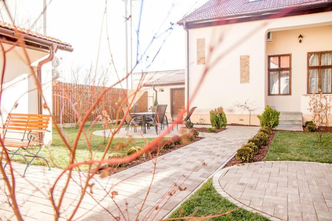 Antique Aparthotel Alba Iulia Exterior foto